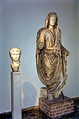 Aquileia (Udine) - Museo Archeologico Nazionale. statua in marmo dell'imperatore Augusto, in vesti sacerdotali (prima metà del I secolo dopo Cristo).